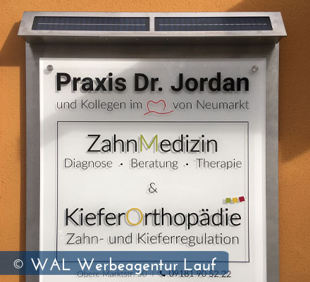 Praxisschild mit LED und Solar Dr. Jordan Neumarkt