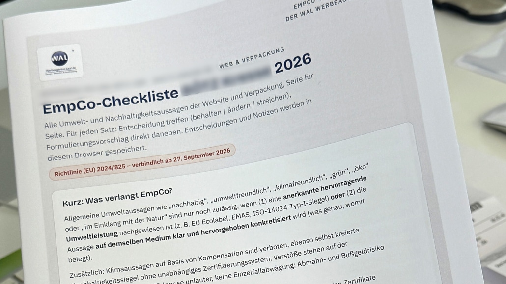 Blinde Person, die einen Computer mit Braille-Computeranzeige und einer Computertastatur verwendet. Blindheitshilfe, Sehbehinderung, selbstständiges Lebenskonzept.